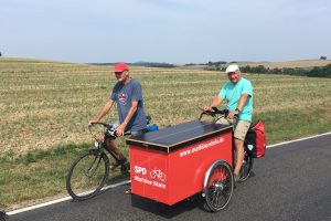 Mathias Stein auf seinem roten Lastenrad