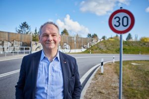 Mathias Stein, Tempo-30-Schild im Hintergrund